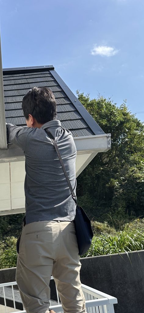 Consultant removing a roof tile sample from a Japanese property for laboratory asbestos testing during pre-purchase due diligence