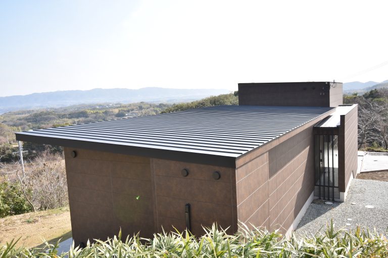Contemporary home exterior metal roof Japan